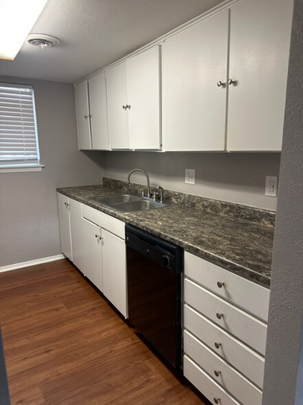 Building Photo - 2114 E Marshall Ave