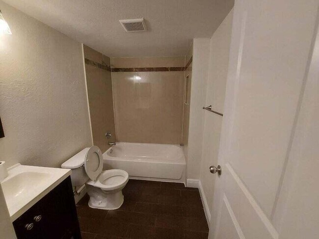 Building Photo - 201 Foxtail Dr