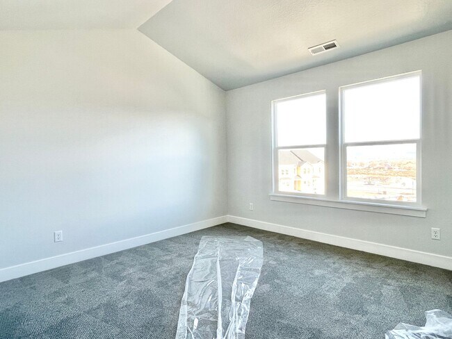 Building Photo - Beautiful Poolside Townhome at Mountain Ri...