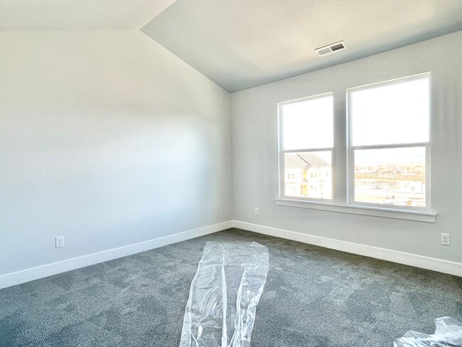 Building Photo - Beautiful Poolside Townhome at Mountain Ridge!