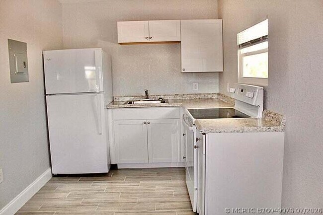 Building Photo - 305 Cypress Dr
