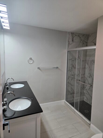 Main bath w/ double vanity - 417 Ashton Ln