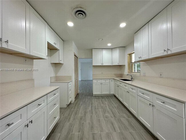 Building Photo - 912 NE 9th Ct