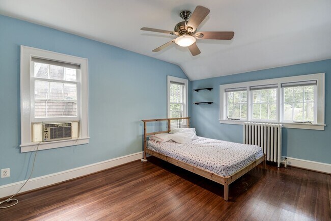 Building Photo - 3 Bed 2.5 Bath - Takoma Park Craftsman - Spacious Rear Deck