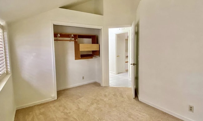 Building Photo - Bright & Spacious 2BR Townhome / Prime San...