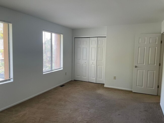 Building Photo - Broadneck Schools! End unit Townhome in Wa...