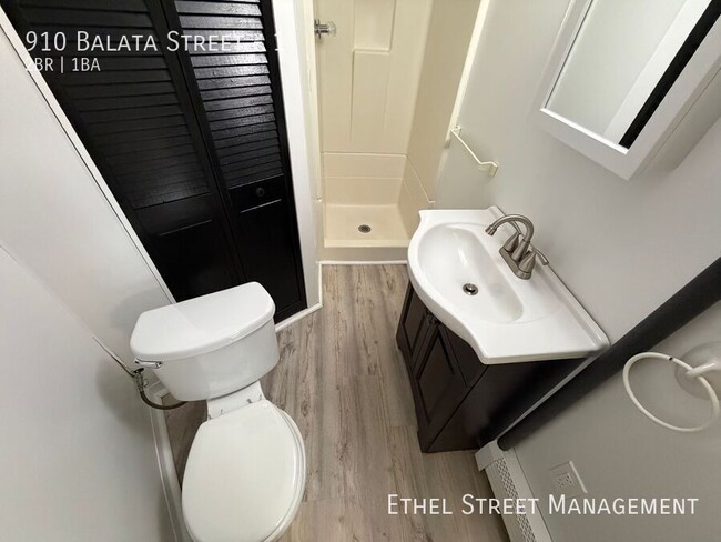 Building Photo - 910 Balata St