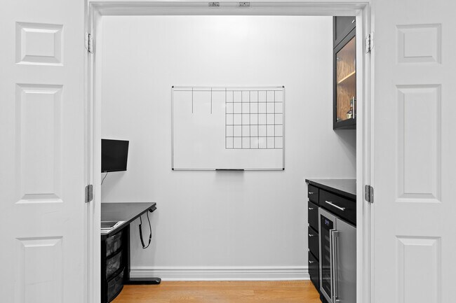 Building Photo - 1441 N Wicker Park Ave