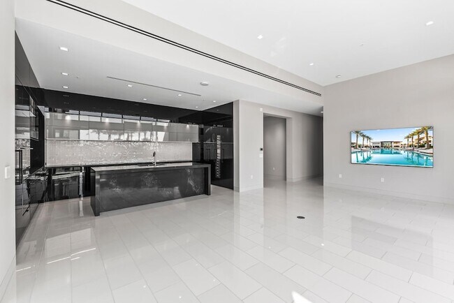 Building Photo - 6587 N Palmeraie Blvd