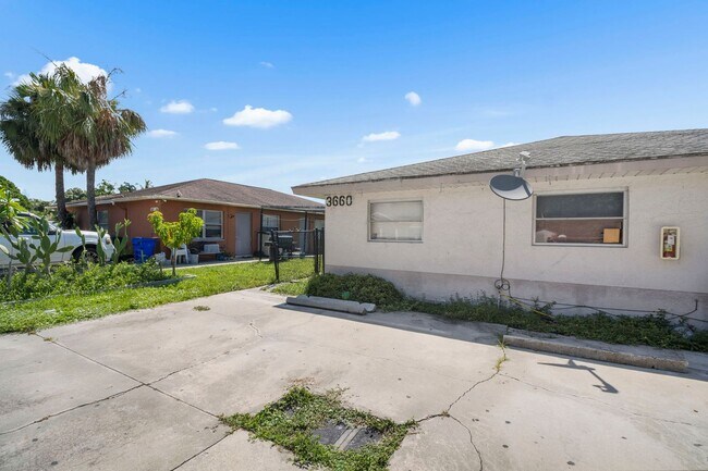 Building Photo - 3656 Seminole Ave