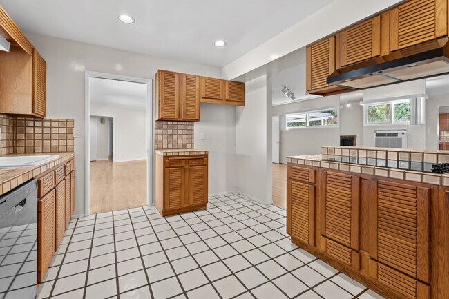 Building Photo - 17 Stallion Rd