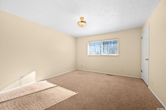 Building Photo - Beautiful home in Eden with amazing views from covered deck and 4 car garage