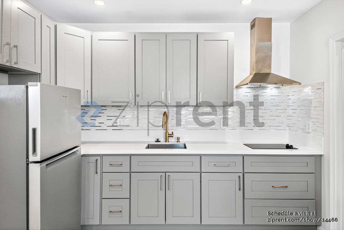 Building Photo - 10963 Des Moines Ave