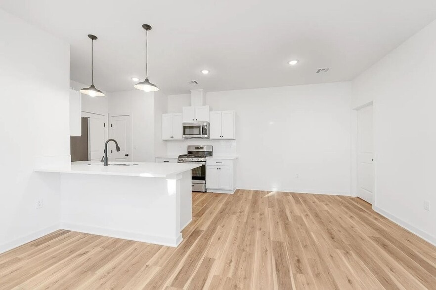 Building Photo - 2133 E Elk Rdg Ave