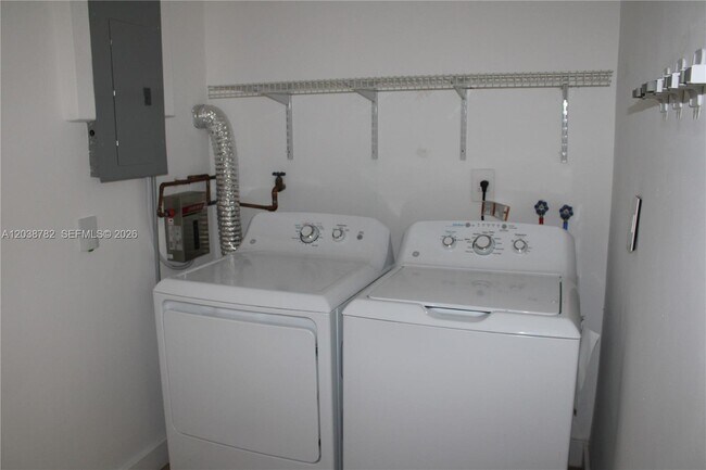 Building Photo - 3827 SW 88th Ct