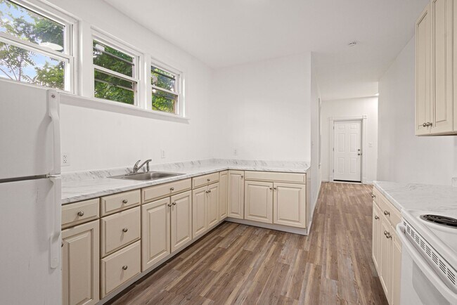 Building Photo - Stunning 4 bedroom home in Perry South available now!