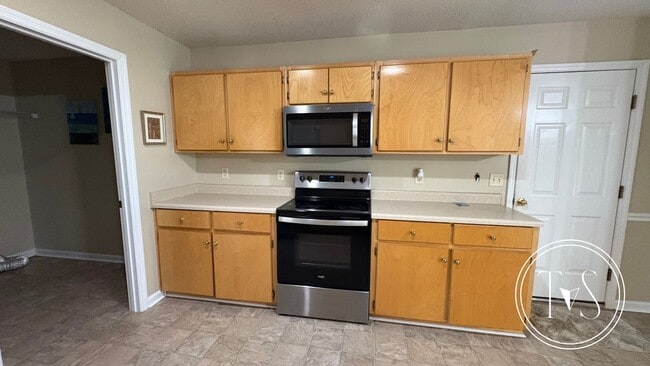 Building Photo - RATE DROP ALERT (was $2200/month) and MOVE-IN SPECIAL: 1st FULL MONTH'S RENT FREE*