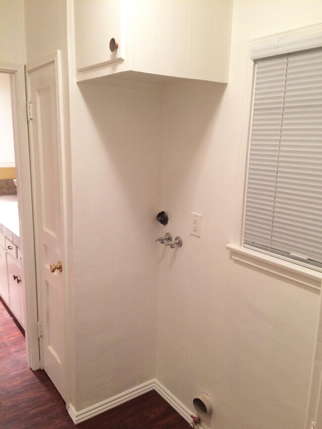 Building Photo - 1831 N Hollywood Way