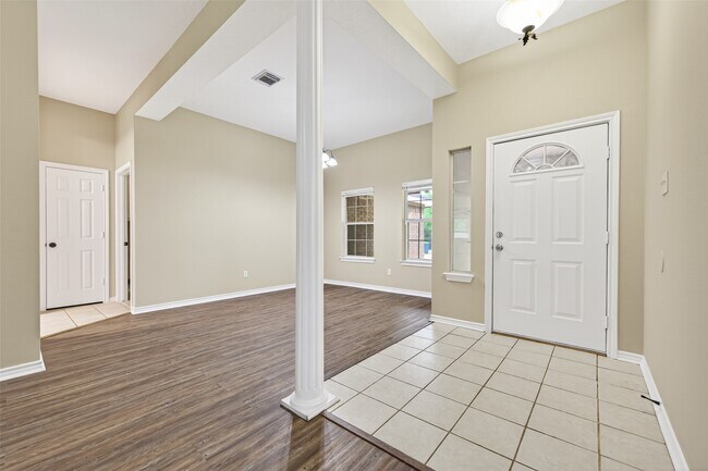 Building Photo - 11655 Lakeview Manor Dr