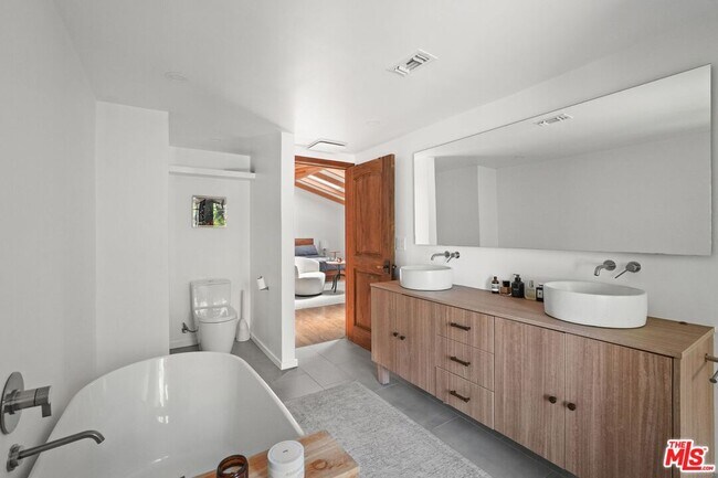 Building Photo - 21344 Colina Dr