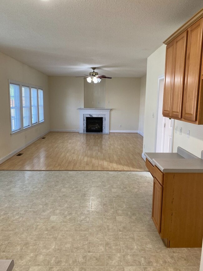 Building Photo - Stunning 4bdrm/2.5bth Home w/Loft Located ...