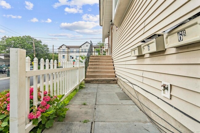 Building Photo - 4 Van Buskirk Ave