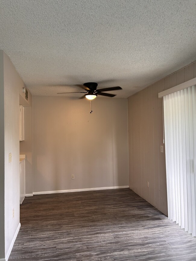 Building Photo - 729 E Cochise Dr