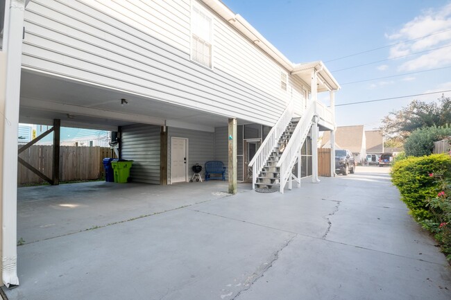 Building Photo - FURNISHED OFF-SEASON MONTHLY RENTAL-STARTI...