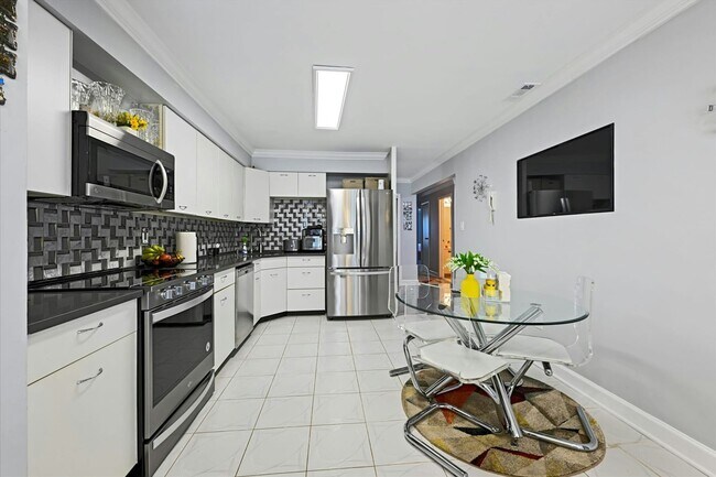 Building Photo - 10 Fourwood Ct