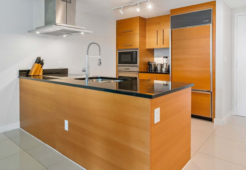 Building Photo - 485 Brickell Ave