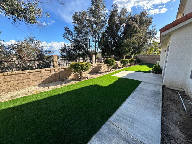 Building Photo - Charming Castaic Home