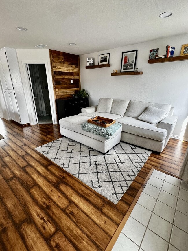 Building Photo - 1009 Tourmaline St