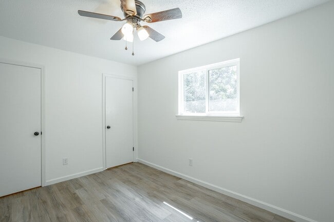 Building Photo - 1364 Meadowood Dr