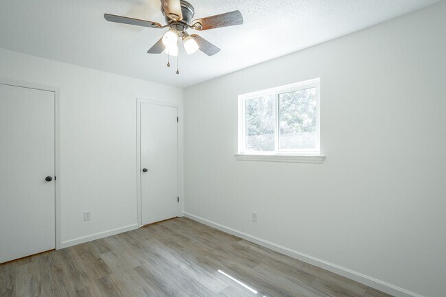 Building Photo - Spacious House in Hixson