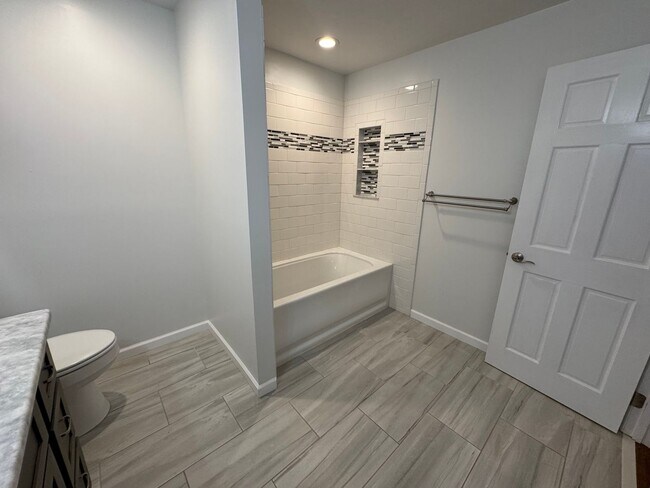 Building Photo - Spacious 3/2.5 House in Twickenham Estates...