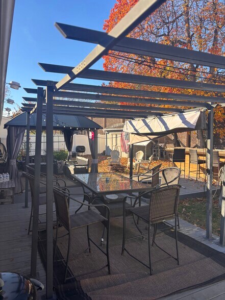 Building Photo - 466 Windsor Dr