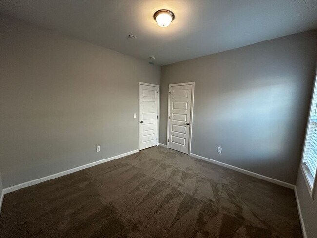 Building Photo - 1400 Pipeline Ave