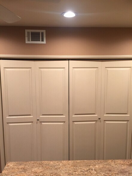 Building Photo - 2000 Karen St