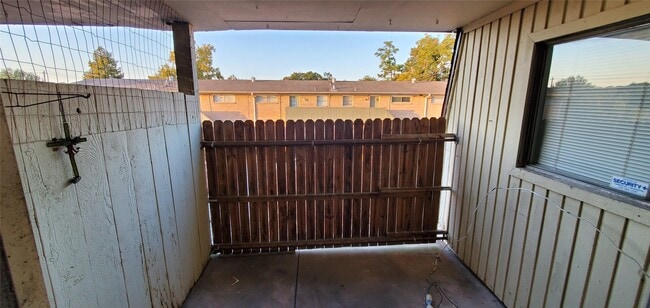 Building Photo - 1220 Shadowdale Dr