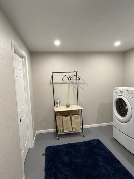 Laundry - 5916 Newcombe Ct