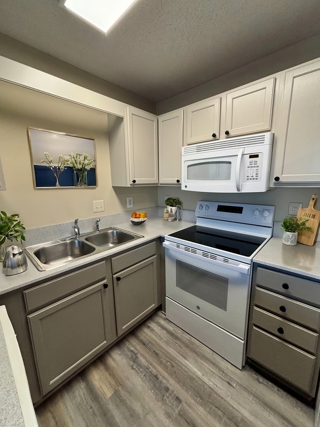Building Photo - 1 Bedroom apartment for rent June 2025
