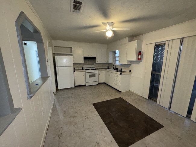 Building Photo - 5680 Queen Mary Ln