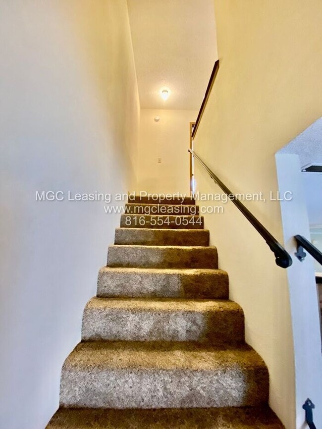 Building Photo - Spacious Lee's Summit Townhome- Sign a 15-...