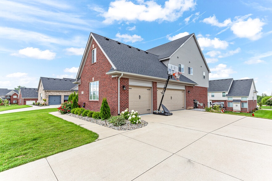 Building Photo - 23986 W Enclave Dr