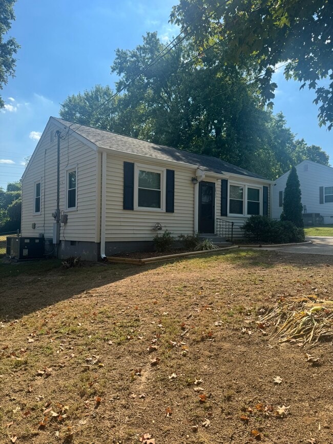 Building Photo - 2833 Colonial Cir