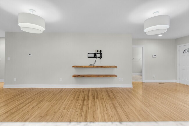 Building Photo - 1609 Lucerne Way