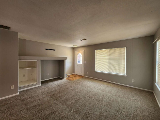 Building Photo - Great 3 Bed Ranch Style Home In Green Valley Ranch Neighborhood