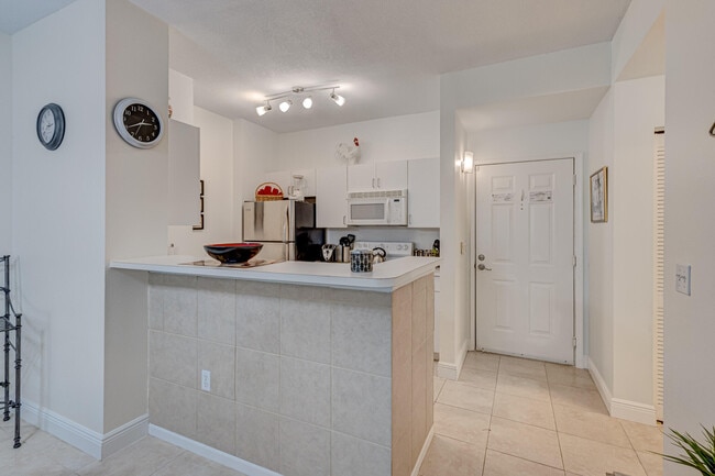 Building Photo - 630 S Sapodilla Ave