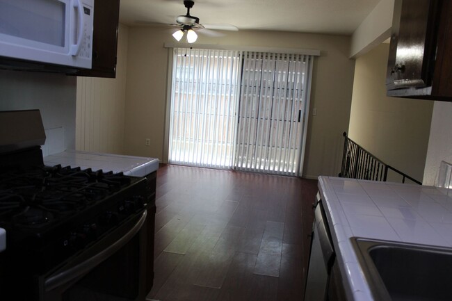 Building Photo - Updated 2 Bedroom Duplex Ready To Go!!!