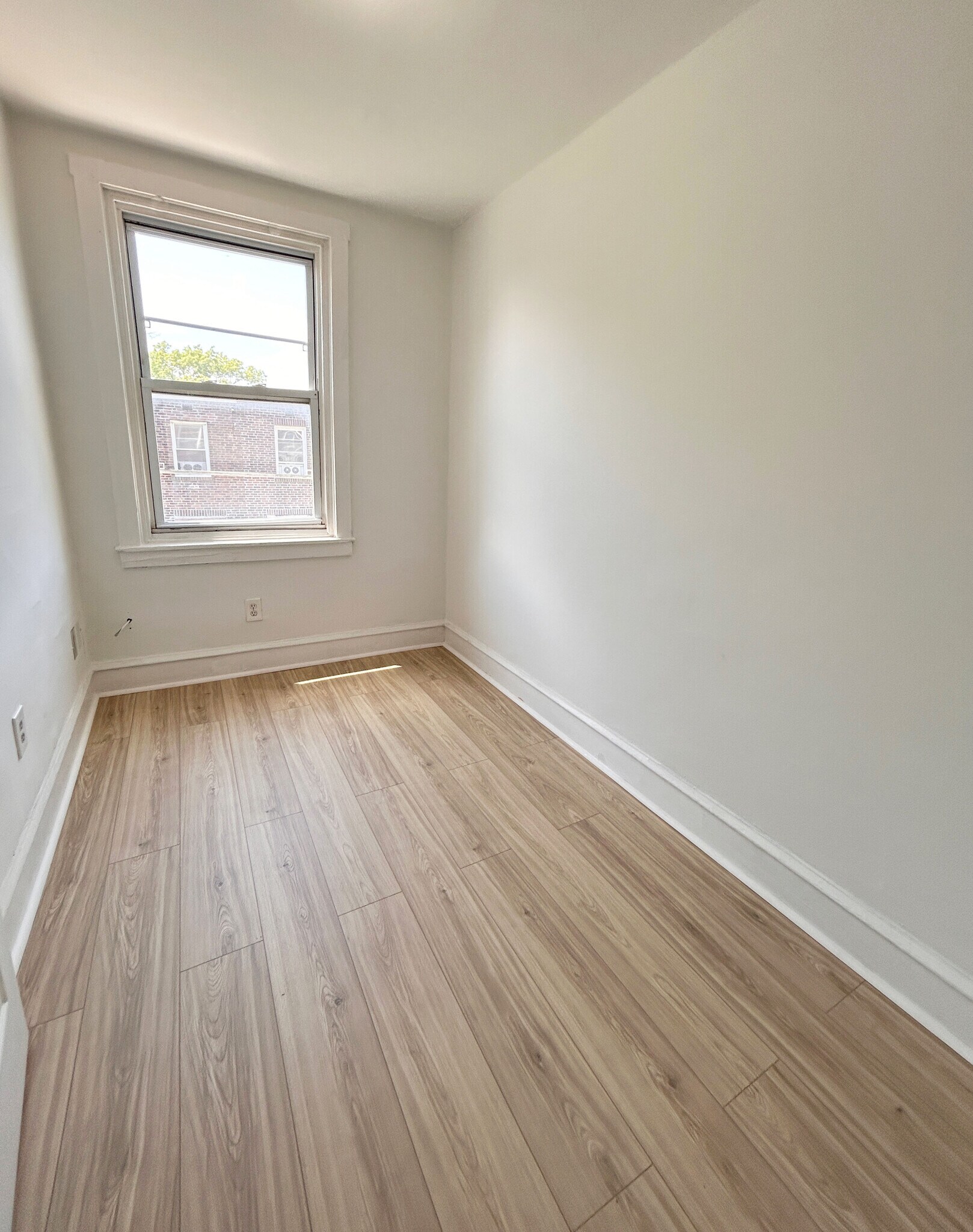 Building Photo - 2524 Bonaffon St